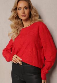 Renee - Czerwony Sweter w Tłoczony Ornamentalny Wzór Neston. Kolor: czerwony. Styl: klasyczny