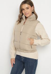 Born2be - Ciemnobeżowa Pikowana Kamizelka z Ozdobną Podszewką Olianela. Okazja: na co dzień, na spacer. Kolor: beżowy. Materiał: jeans. Wzór: aplikacja. Styl: casual, elegancki