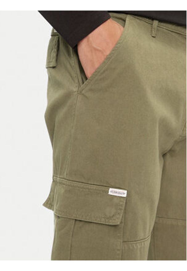 Guess Chinosy M4YB40 WGCV1 Khaki Regular Fit. Kolor: brązowy. Materiał: bawełna