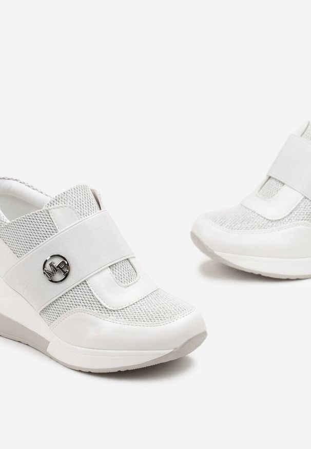 Renee - Białe Brokatowe Sneakersy na Koturnie Iweo. Kolor: biały. Obcas: na koturnie