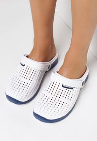 Born2be - Biało-Granatowe Klapki Iphiope. Okazja: na plażę, na co dzień, na spacer. Kolor: biały. Materiał: guma, jeans. Wzór: ażurowy. Sezon: lato. Obcas: na płaskiej podeszwie. Styl: klasyczny, casual #4