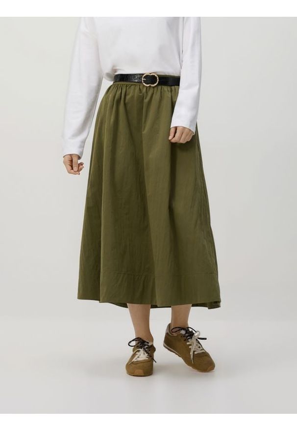 Reserved - Spódnica midi z paskiem - ciemnozielony. Kolor: zielony. Materiał: tkanina. Wzór: gładki