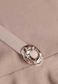 Renee - Beżowa Dzianinowa Bluzka Baskinka z Paskiem i Klamrą Megassa. Kolor: beżowy. Materiał: dzianina #2