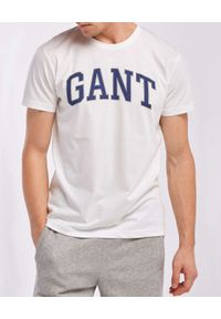 GANT - Biały t-shirt z dużym logo. Okazja: na co dzień. Kolor: biały. Materiał: bawełna. Wzór: nadruk. Styl: casual