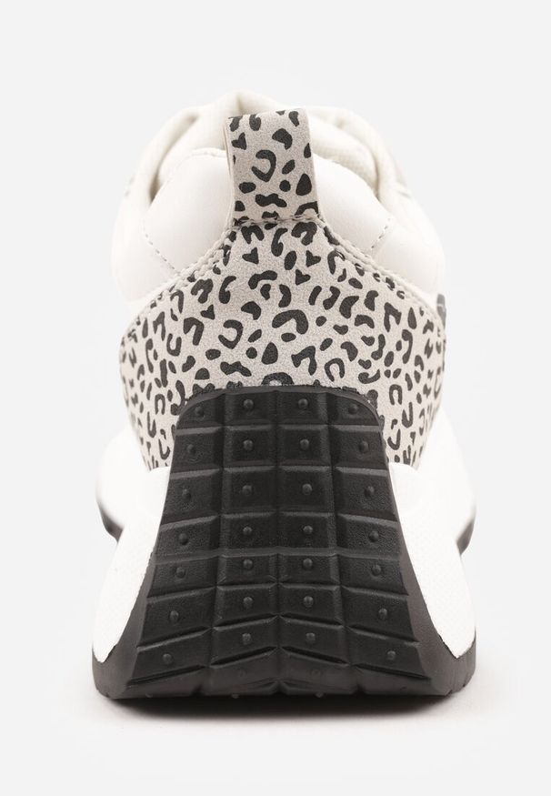 Renee - Białe Sneakersy Vices na Platformie Ozdobione Naszywką i Panterką Selothiel. Okazja: na co dzień. Kolor: biały. Materiał: jeans. Wzór: motyw zwierzęcy, aplikacja. Obcas: na platformie