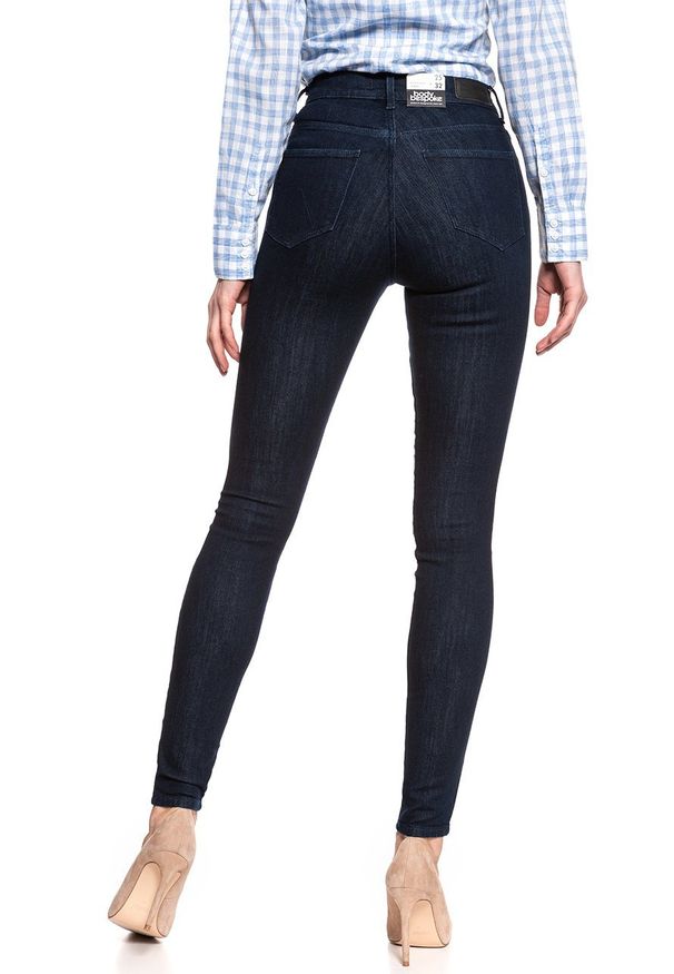 Wrangler - WRANGLER HIGH SKINNY BRUISED BLUE W27HHV32M 112128085. Okazja: na co dzień, na imprezę, do pracy, na uczelnię. Stan: podwyższony. Długość: długie. Wzór: kratka, aplikacja. Sezon: lato. Styl: wizytowy, klasyczny, casual
