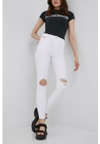 Tommy Jeans jeansy SYLVIA BF2292 damskie high waist. Stan: podwyższony. Kolor: biały