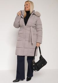 Born2be - Szara Pikowana Kurtka z Kapturem z Futrem i Wiązanym Paskiem Mevinatia. Okazja: na co dzień. Typ kołnierza: kaptur. Kolekcja: plus size. Kolor: szary. Materiał: futro. Styl: casual, klasyczny #3