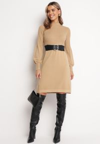 Born2be - Ciemnobeżowa Sweterkowa Sukienka z Półgolfem Deulia. Kolor: beżowy. Materiał: dzianina. Sezon: jesień, zima #4