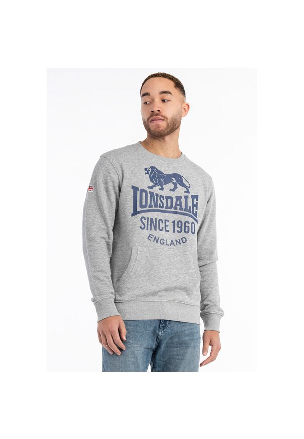 Bluza z okrągłym dekoltem, regularny krój Lonsdale Noss. Kolor: szary, niebieski, wielokolorowy. Materiał: polar. Wzór: aplikacja, haft. Sport: joga i pilates