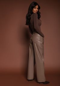 Renee - Jasnobrązowe Szerokie Spodnie High Waist z Imitacji Skóry Enawinn. Okazja: na imprezę, na co dzień. Stan: podwyższony. Kolor: brązowy. Materiał: skóra. Styl: casual, elegancki #4