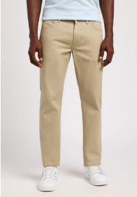Lee - MESKIE SPODNIE MATERIALOWE LEE DAREN ZIP FLY KANSAS CITY KHAKI 112349219. Kolor: brązowy #1