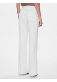 Guess Spodnie materiałowe W4RB30 WFWX2 Biały Slim Fit. Kolor: biały. Materiał: syntetyk #4