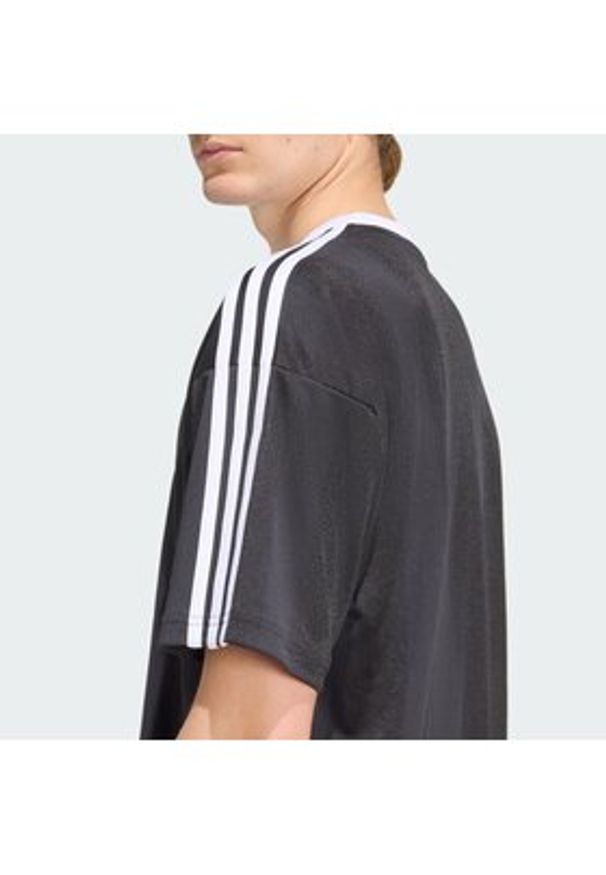 Adidas - adidas T-Shirt adicolor Jacquard KD5830 Czarny Loose Fit. Kolor: czarny. Materiał: syntetyk