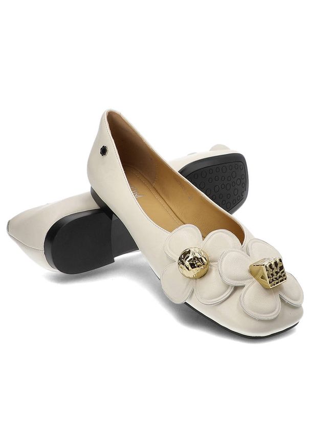 Białe Czółenka Tuffoni Eleganckie Buty Damskie. Okazja: na co dzień, na randkę. Zapięcie: bez zapięcia. Kolor: biały. Szerokość cholewki: normalna. Wzór: kwiaty. Materiał: skóra. Sezon: wiosna. Obcas: na obcasie. Styl: elegancki. Wysokość obcasa: niski