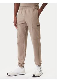 EA7 Emporio Armani Spodnie dresowe 8NPP67 PJVRZ U6167 Beżowy Regular Fit. Kolor: beżowy. Materiał: bawełna #1