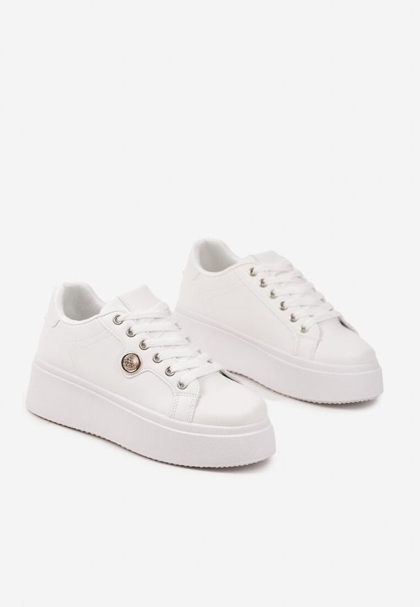 Born2be - Białe Sneakersy na Platformie z Metaliczną Ozdobą Zaccaria. Okazja: na co dzień. Kolor: biały. Wzór: aplikacja. Obcas: na platformie