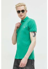 Abercrombie & Fitch polo męski kolor zielony z aplikacją. Typ kołnierza: polo. Kolor: zielony. Materiał: skóra, dzianina, materiał. Długość: krótkie. Wzór: aplikacja #1