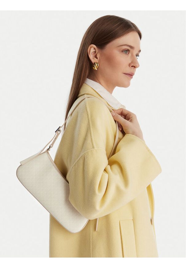 Calvin Klein Torebka Emblem Aop Small Shoulder Bag LV04F3324G Écru. Kolor: kremowy. Materiał: skórzane