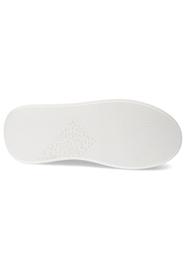 Białe Sneakersy Carinii Modne Obuwie Damskie Z Broszką. Okazja: na spacer. Kolor: biały. Materiał: materiał. Sport: turystyka piesza