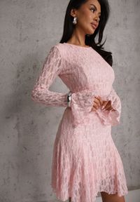 Renee - Różowa Sukienka z Koronki Ozdobiona Rozkloszowanymi Rękawami Cinalata. Kolor: różowy. Materiał: koronka. Wzór: aplikacja, koronka. Typ sukienki: rozkloszowane. Styl: elegancki, klasyczny #3