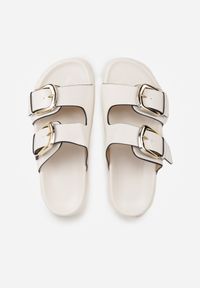 Born2be - Białe Klapki Ozdobione Dwoma Paskami i Klamrami Jilryna. Okazja: na spacer, na co dzień. Kolor: biały. Materiał: jeans. Wzór: aplikacja. Sezon: lato. Styl: casual, klasyczny #6