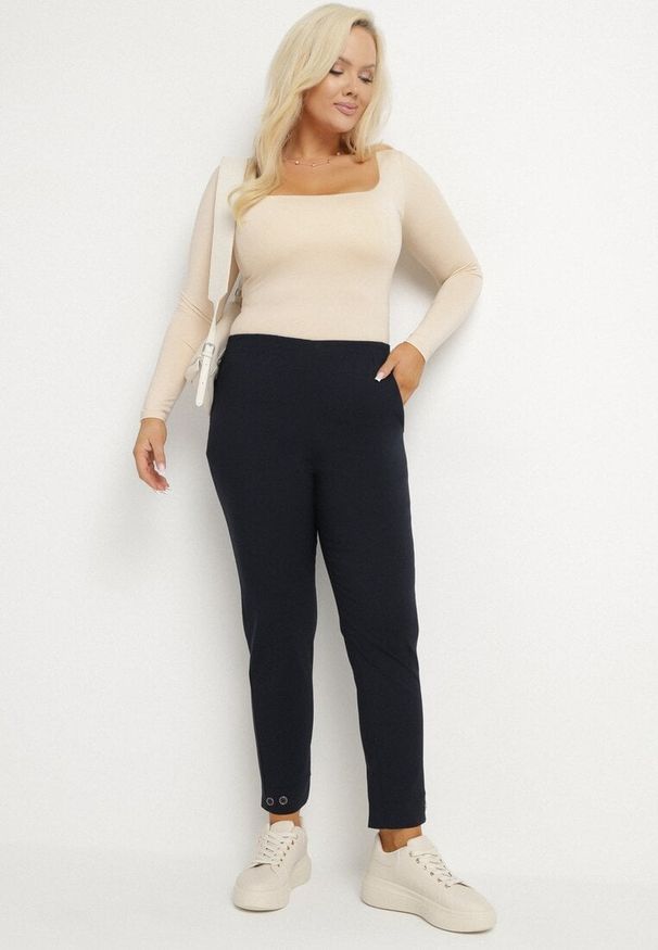 Born2be - Granatowe Spodnie z Wiskozą z Gumką w Talii i Aplikacjami przy Nogawkach Stellorie. Okazja: na co dzień. Kolekcja: plus size. Kolor: niebieski. Materiał: wiskoza. Wzór: aplikacja. Styl: elegancki, casual
