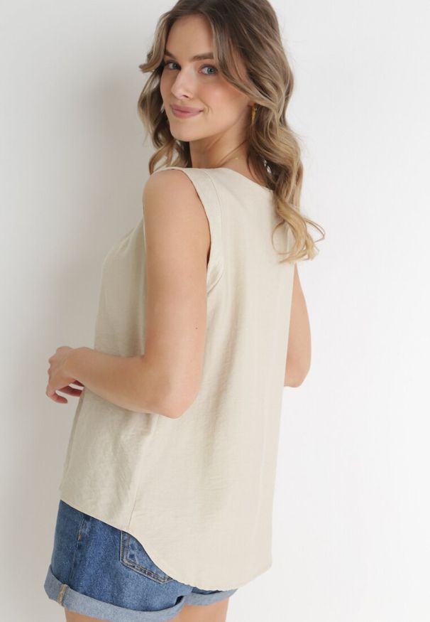 Born2be - Beżowy Top z Dłuższym Tyłem z Okrągłym Dekoltem Lauris. Kolor: beżowy. Długość: długie. Sezon: wiosna, lato