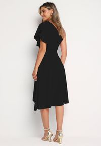 Born2be - Czarna Koktajlowa Sukienka Asymetryczna na Jedno Ramię z Falbankami Vimilora. Typ kołnierza: kołnierz z falbankami. Kolor: czarny. Materiał: materiał. Typ sukienki: asymetryczne. Styl: wizytowy #3