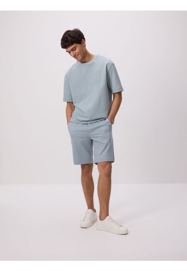 Reserved - Dresowe szorty regular fit - morski. Kolor: morski. Materiał: dresówka