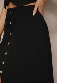 Renee - Czarna Spódnica z Przedłużonym Tyłem Zdobiona Falbanami i Guzikami Maleira. Okazja: na co dzień. Kolor: czarny. Wzór: aplikacja. Styl: boho, elegancki, casual #5