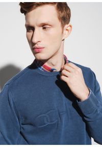 Ochnik - Granatowy sweter męski z logo. Okazja: na co dzień. Kolor: niebieski. Materiał: bawełna. Długość: długie. Wzór: napisy. Styl: casual