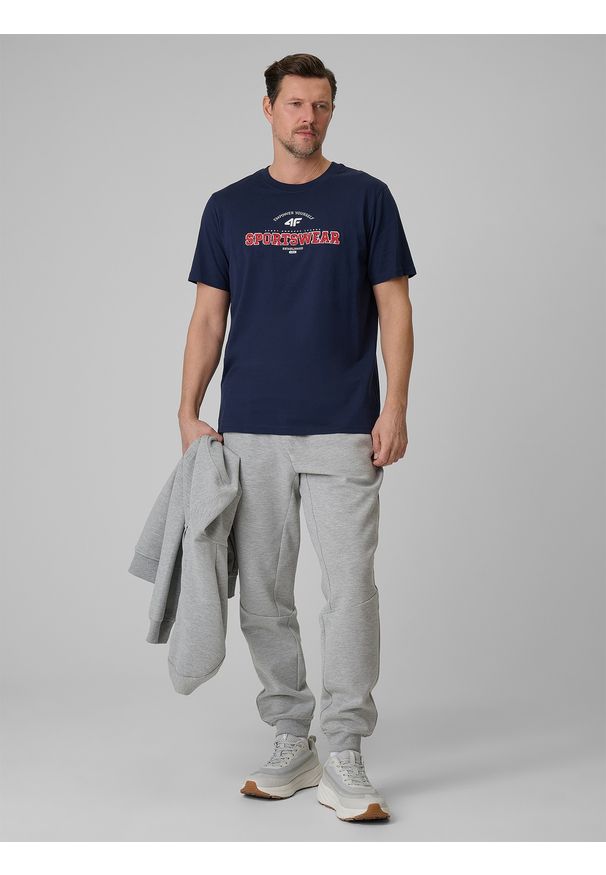 4f - 4F T-shirt regular z nadrukiem męski - granatowy XXL. Okazja: na co dzień. Kolor: niebieski. Materiał: materiał, bawełna, dzianina. Wzór: nadruk. Styl: casual