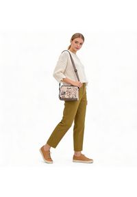 Torebka damska Anekke, z efektownym nadrukiem i metalowym logo zapinana na suwak, beżowa, 42743-184. Kolor: beżowy. Wzór: nadruk. Styl: casual, elegancki, klasyczny. Rodzaj torebki: na ramię #5