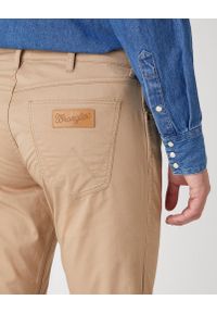 Wrangler - MĘSKIE SPODNIE MATERIAŁOWE WRANGLER GREENSBORO CORNSTALK W15QWAX4K. Materiał: materiał