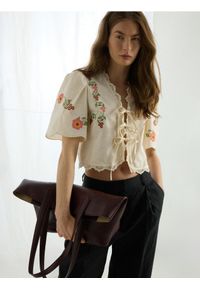 Reserved - Bluzka z haftem - kremowy. Kolor: kremowy. Materiał: bawełna, tkanina, len. Wzór: haft #1