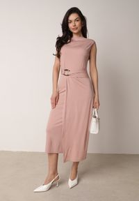 Born2be - Jasnoróżowa Wizytowa Sukienka Taliowana z Metaliczną Ozdobą Aroos. Okazja: na co dzień. Kolor: różowy. Wzór: aplikacja. Typ sukienki: proste. Styl: wizytowy #1