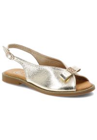 Sandały damskie Filippo, cholewka ze skóry ekologicznej metaliczne wykończenie płaska podeszwa, złote, DS7923/26. Kolor: złoty. Materiał: skóra ekologiczna. Obcas: na płaskiej podeszwie #1
