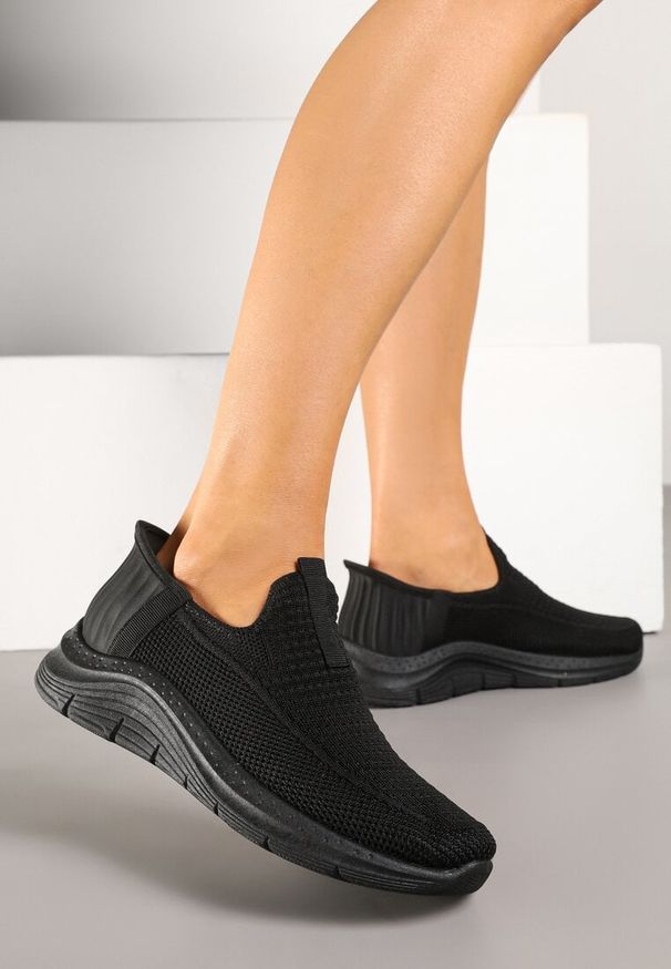 Born2be - Czarne Wsuwane Buty Sportowe Sneakersy na Tłoczonej Podeszwie Fadema. Okazja: na co dzień. Zapięcie: bez zapięcia. Kolor: czarny