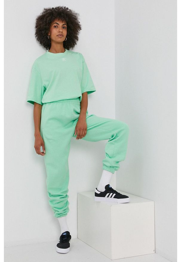 adidas Originals Spodnie damskie kolor zielony gładkie. Kolor: zielony. Materiał: bawełna, poliester. Wzór: gładki