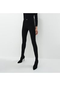 Mohito - Jeansy skinny z lampasem - Czarny. Kolor: czarny #1