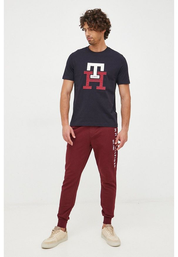 TOMMY HILFIGER - Tommy Hilfiger spodnie dresowe bawełniane męskie kolor bordowy z aplikacją. Kolor: czerwony. Materiał: bawełna, dresówka. Wzór: aplikacja