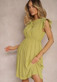 Renee - Jasnozielona Sukienka Rozkloszowana z Gumką w Talii i Wiązaniem przy Dekolcie Naque. Okazja: na co dzień. Kolor: zielony. Materiał: bawełna, wiskoza. Styl: casual #1