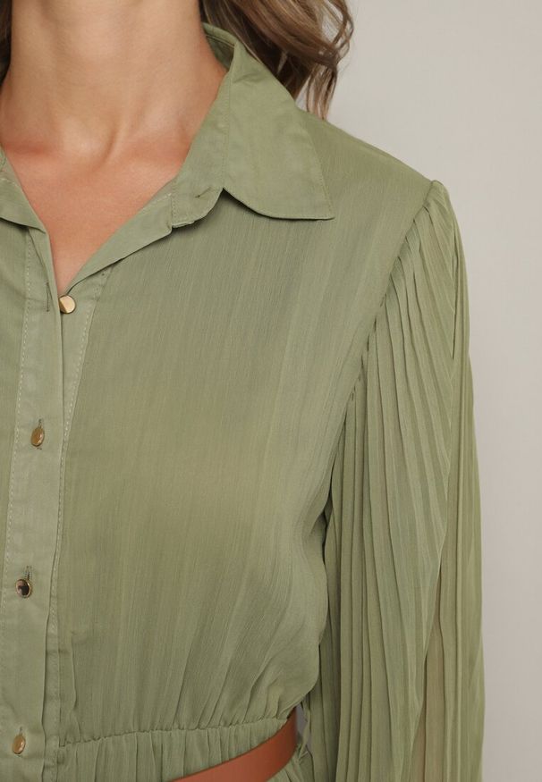 Born2be - Zielona Plisowana Sukienka o Koszulowym Kroju z Dodatkowym Paskiem Mialessa. Okazja: na co dzień. Kolor: zielony. Materiał: materiał. Typ sukienki: koszulowe. Styl: klasyczny, casual, elegancki