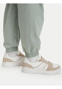 TOMMY HILFIGER - Tommy Hilfiger Spodnie dresowe Essential UM0UM03911 Zielony jasny Relaxed Fit. Kolor: zielony. Materiał: bawełna #4