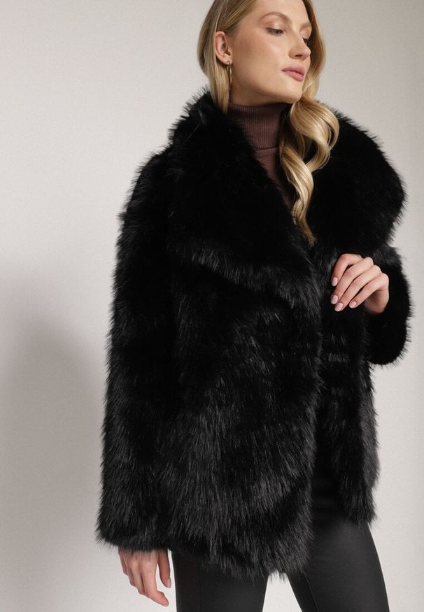 Born2be - Czarna Kurtka Futerko o Dwurzędowym Kroju Oversize Nevisa. Okazja: na spotkanie biznesowe, do pracy. Kolor: czarny. Materiał: futro. Sezon: zima, jesień. Styl: biznesowy