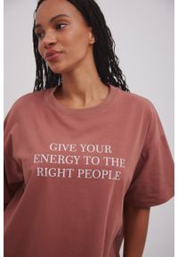 Marsala - Tshirt typu oversize z NADRUKIEM w kolorze COGNAC - QUOTES ENERGY-UNI. Materiał: bawełna, elastan. Wzór: nadruk. Styl: klasyczny, elegancki