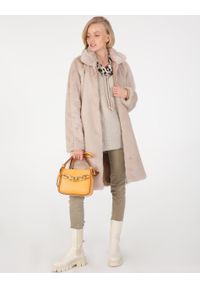 Unisono - FUTRZANY PŁASZCZ 204-G117DV BEIGE. Materiał: futro