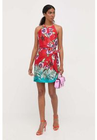 Guess sukienka kolor czerwony midi rozkloszowana. Kolor: czerwony. Materiał: tkanina, satyna, materiał. Długość rękawa: na ramiączkach. Wzór: ze splotem. Typ sukienki: rozkloszowane. Styl: klasyczny. Długość: midi #4