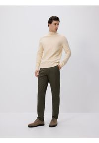 Reserved - Bawełniane spodnie chino slim - ciemnozielony. Kolor: zielony. Materiał: bawełna #1